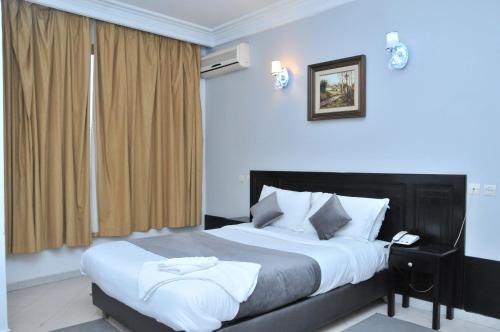 Ένα ή περισσότερα κρεβάτια σε δωμάτιο στο EAST WEST HOTEL