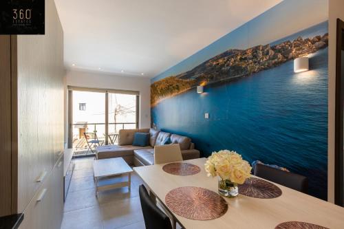 een woonkamer met een tafel en een bank bij High-End central APT with comfy BED & Super WIFI by 360 Estates in San Ġwann