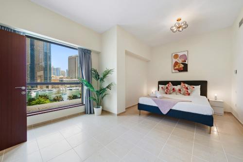 Postel nebo postele na pokoji v ubytování Large JBR 2BR w/ balcony / Heart of Dubai Marina