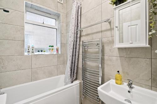 Ένα μπάνιο στο LiveStay-Stylish Two Bed House with Private Garden
