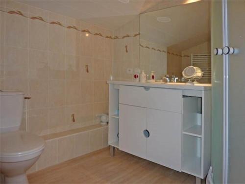 une salle de bain avec toilettes, lavabo et baignoire dans l'établissement Grand Appartement 8 Pers avec Cheminée, Balcon & Wifi - Proche des Commerces - FR-1-322-348, aux Orres
