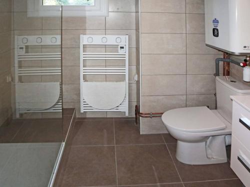 une petite salle de bain avec toilettes et lavabo dans l'établissement Studio cosy pour 4 personnes proche des pistes - FR-1-322-188, aux Orres