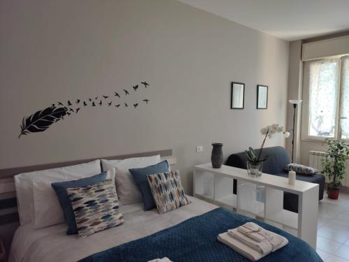 a living room with a bed with a blue rug at Happy Home in Saronno
