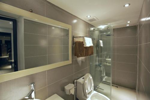 een badkamer met een douche, een toilet en een wastafel bij Coto Island Beach Village Homestay in Dao Co To