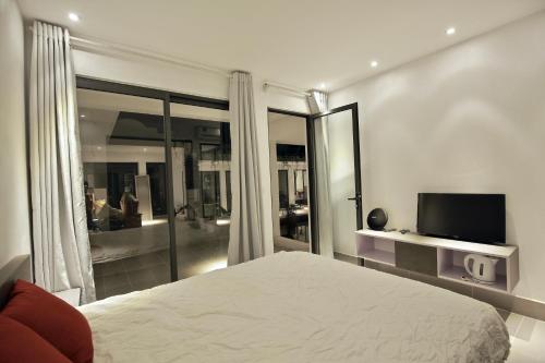 una camera con un grande letto e una televisione di Coto Island Beach Village Homestay a Đảo Cô Tô