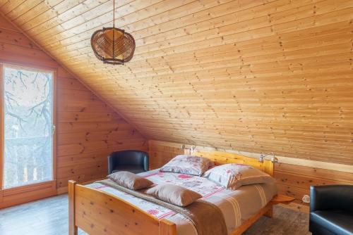een slaapkamer met een bed in een houten kamer bij Chalet Café-Chocolat 