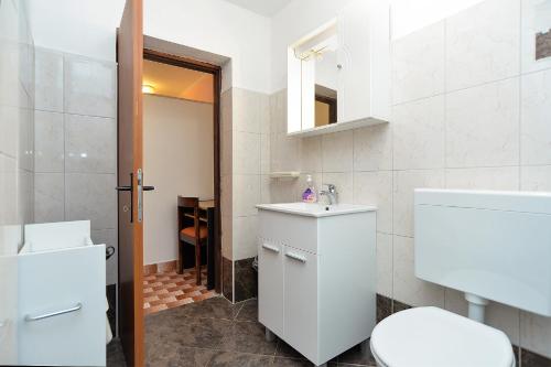 Kúpeľňa v ubytovaní Apartments Plominska 938