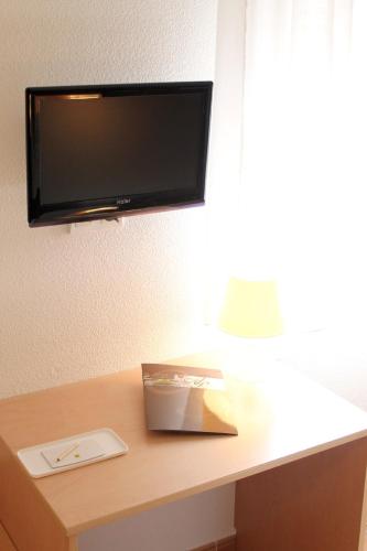 TV a/nebo společenská místnost v ubytování Logis Hôtel - Auberge du Pastel - Hôtel 3 étoiles et Restaurant
