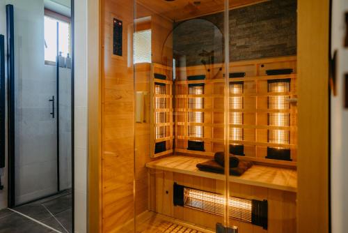 uma cabina de duche ao nível do chão com uma porta de vidro em Kellerstöckl Huber in Eisenberg em Eisenberg an der Pinka