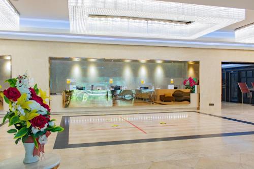un vestíbulo con pista de baile con flores en un jarrón en Avana Hotel and Convention Centre SHA Extra Plus en Bangkok