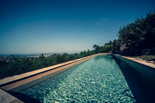 - une piscine d'eau au milieu dans l'établissement Art & design Villa with 360 view, à Mandelieu-la-Napoule