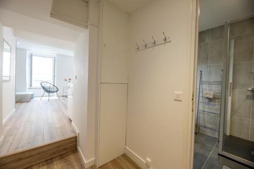 une salle de bain avec une douche à l'italienne et une porte vitrée dans l'établissement Quartier du château, superbe appartement avec parking, à Pau