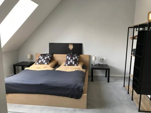 um quarto com uma cama e duas mesas de cabeceira em Apartment Zebra em Viena