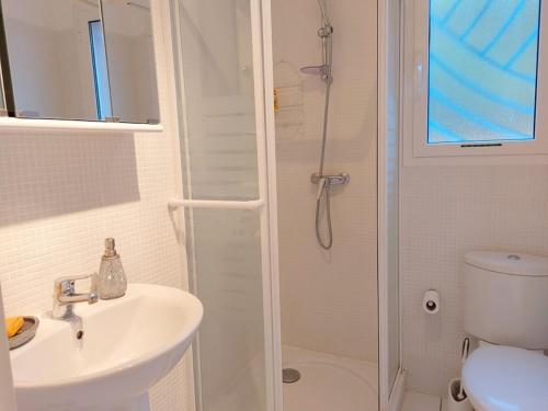 une salle de bain avec une douche, un lavabo et des toilettes dans l'établissement Appartement du Palais -classé 4 étoiles - Axelle Loc'Appart, à Mandelieu-la-Napoule