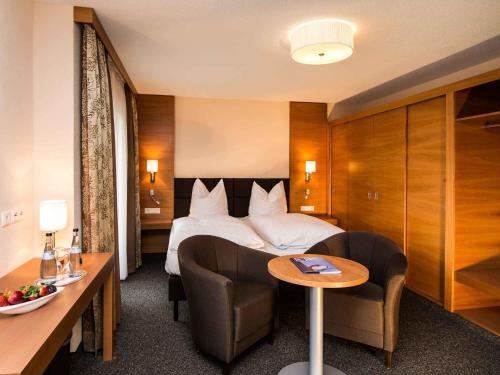 Hotel Neckartal tesisinde bir odada yatak veya yataklar
