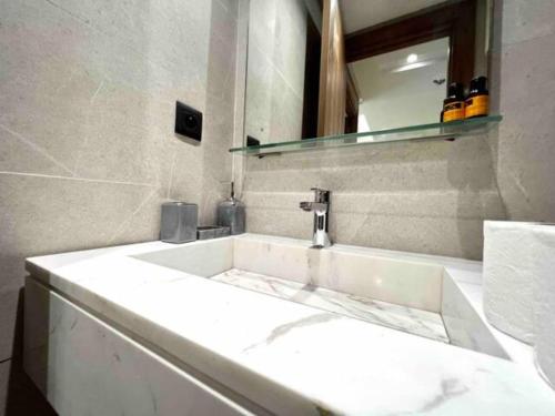 Kylpyhuone majoituspaikassa Val Fleuri-Brand new & Modern w amazing view