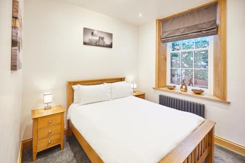 Ένα ή περισσότερα κρεβάτια σε δωμάτιο στο Host & Stay - Knight Retreat