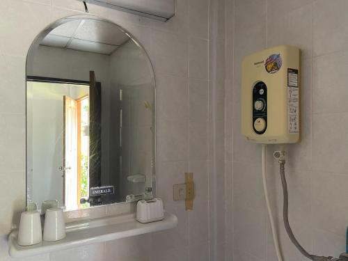 baño con espejo y dispensador de jabón en The Creek Garden Resort Huainamrin ห้วยนำ้ริน, en Mae Hong Son