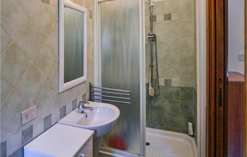 Ένα μπάνιο στο Lovely Home In Civitella Val Di Chian