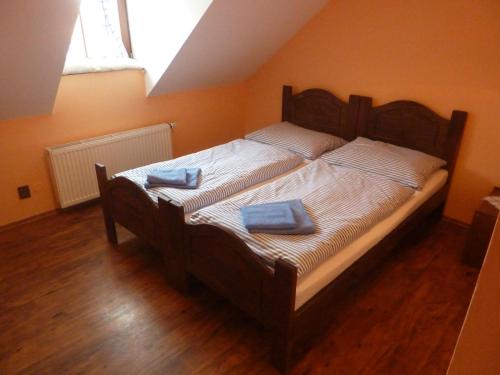 Cama o camas de una habitación en VÁŠ SKLEP - vinný sklep a penzion