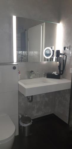 Ένα μπάνιο στο Feriendomizil Haus am See