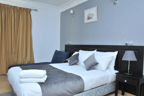 Ένα ή περισσότερα κρεβάτια σε δωμάτιο στο EAST WEST HOTEL