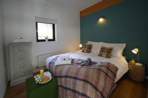 Un dormitorio con una cama y una mesa con un plato. en Yorkshire Dales Lodge 7 Premium Ensuite en Richmond