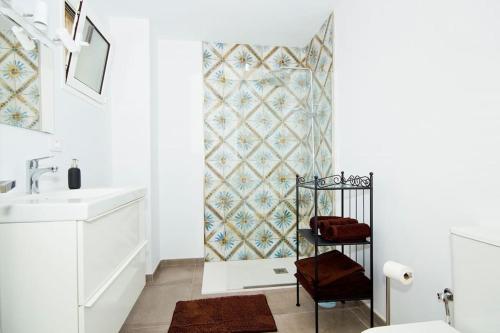 La salle de bains est pourvue d'un lavabo et d'un sèche-serviettes. dans l'établissement Lovely and bright 2-bedroom apartment in El Charco, à Arrecife