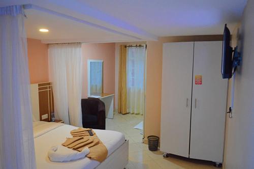 ein Hotelzimmer mit einem Bett und einem Schrank in der Unterkunft Montana Guest Resort Naivasha in Naivasha