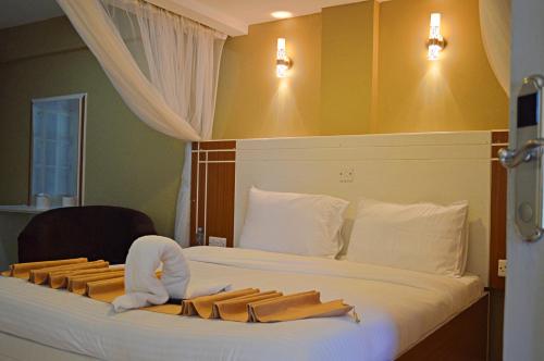 سرير أو أسرّة في غرفة في Montana Guest Resort Naivasha