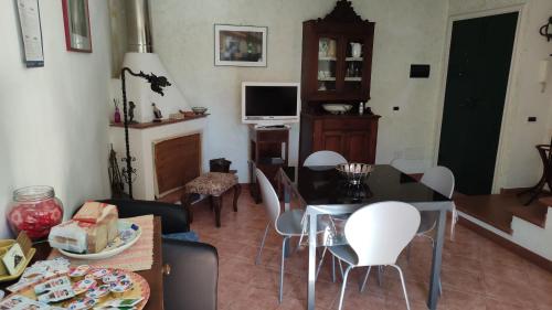 a living room with a table and white chairs at Allacattedrale in Sora