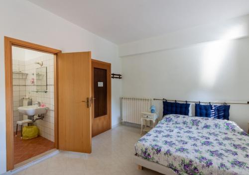um quarto com uma cama e uma casa de banho com um lavatório em B&B Mesa Gaia - Irpinia em Teora
