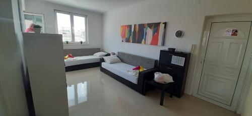 sala de estar con sofá y cama. en Apartment Adrijana en Novalja