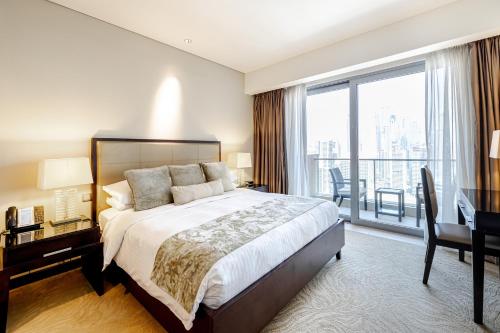 una camera con letto, scrivania e balcone di Studio Marina View Access to Marina Mall a Dubai