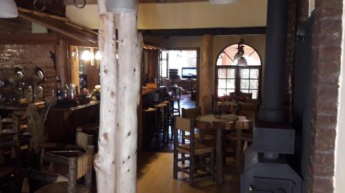 una habitación con mesas y sillas en un restaurante en Posada A Viagem en Tandil