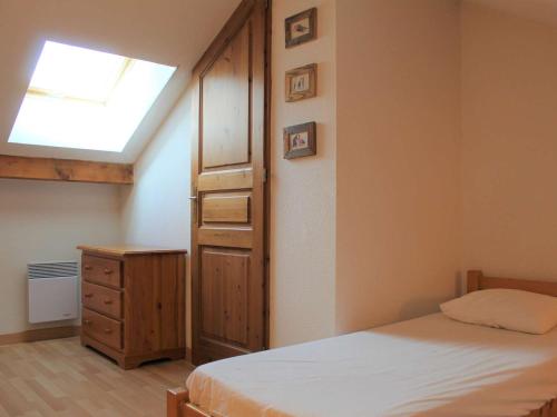 une chambre avec un lit et une lucarne dans l'établissement Duplex 3 Pièces 6 couchages à 100m des pistes, Vars Les Claux - FR-1-330B-37, à Vars