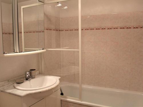 une salle de bain avec un lavabo et une douche dans l'établissement Duplex 3 Pièces 6 couchages à 100m des pistes, Vars Les Claux - FR-1-330B-37, à Vars