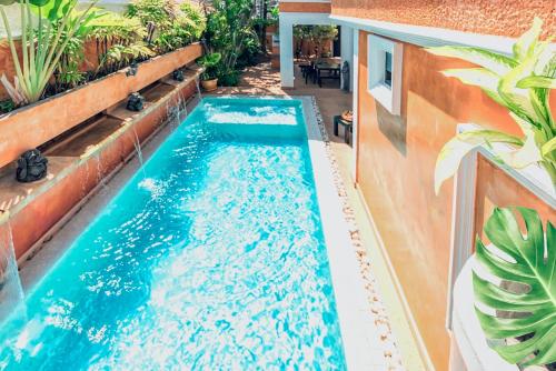 uma piscina de beiral infinito num quintal com uma casa em HIDELAND Luxury Pool Villa Pattaya Walking Street 5 Bedrooms em Pattaya Sul