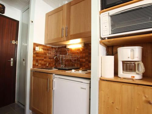 Appartement Saint-Chaffrey , 1 pièce, 3 personnes - FR-1-330E-64にあるキッチンまたは簡易キッチン