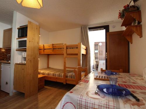 サン・シャフレにあるAppartement Saint-Chaffrey , 1 pièce, 3 personnes - FR-1-330E-64のベッドルーム1室(二段ベッド1組、テーブル、皿付)