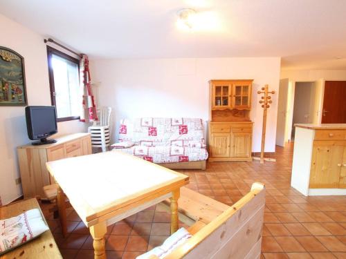 Appartement La Salle-les-Alpes, 3 pièces, 8 personnes - FR-1-330F-71にあるシーティングエリア