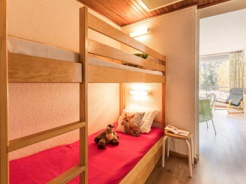 - une chambre avec des lits superposés et 2 ours en peluche dans l'établissement Appartement cosy 2 pièces, 6 couchages, proche pistes et commerces, parking inclus - La Salle-les-Alpes - FR-1-330F-88, à Serre Chevalier