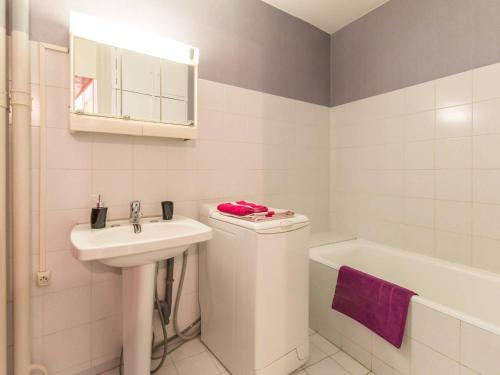 une salle de bain avec un lavabo, des toilettes et une baignoire dans l'établissement Appartement cosy 2 pièces, 6 couchages, proche pistes et commerces, parking inclus - La Salle-les-Alpes - FR-1-330F-88, à Serre Chevalier