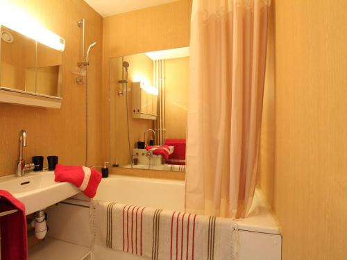 een badkamer met een bad, een wastafel en een spiegel bij Studio coin montagne 4 pers avec balcon, piscine, à 50m du télécabine - La Salle les Alpes - FR-1-330F-91 in Serre Chevalier