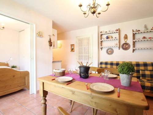 - une salle à manger avec une table et des assiettes dans l'établissement Charmant T2 avec Terrasse et Jardin, 6 Couchages, Proche Pistes - La Salle-les-Alpes - FR-1-330F-93, à Serre Chevalier