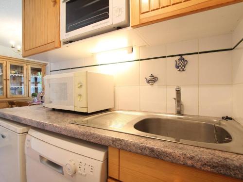 Η κουζίνα ή μικρή κουζίνα στο Charmant T2 avec Terrasse et Jardin, 6 Couchages, Proche Pistes - La Salle-les-Alpes - FR-1-330F-93