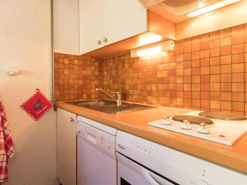 a kitchen with a sink and a counter top at Appartement La Salle-les-Alpes, 1 pièce, 4 personnes - FR-1-330F-94 in Serre Chevalier