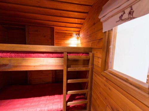 セレ・シュヴァリエにあるAppartement La Salle-les-Alpes, 1 pièce, 4 personnes - FR-1-330F-120の二段ベッド(はしご付)が備わる木造キャビン内のベッド1台分です。
