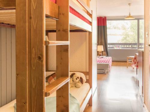 セレ・シュヴァリエにあるAppartement La Salle-les-Alpes, 1 pièce, 4 personnes - FR-1-330F-89の二段ベッド付きの部屋のベッドに寝ている犬