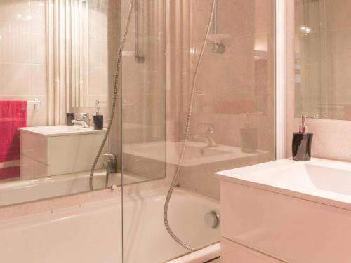 ein weißes Bad mit einer Dusche und einem Waschbecken in der Unterkunft Appartement La Salle-les-Alpes, 1 pièce, 4 personnes - FR-1-330F-89 in Serre Chevalier